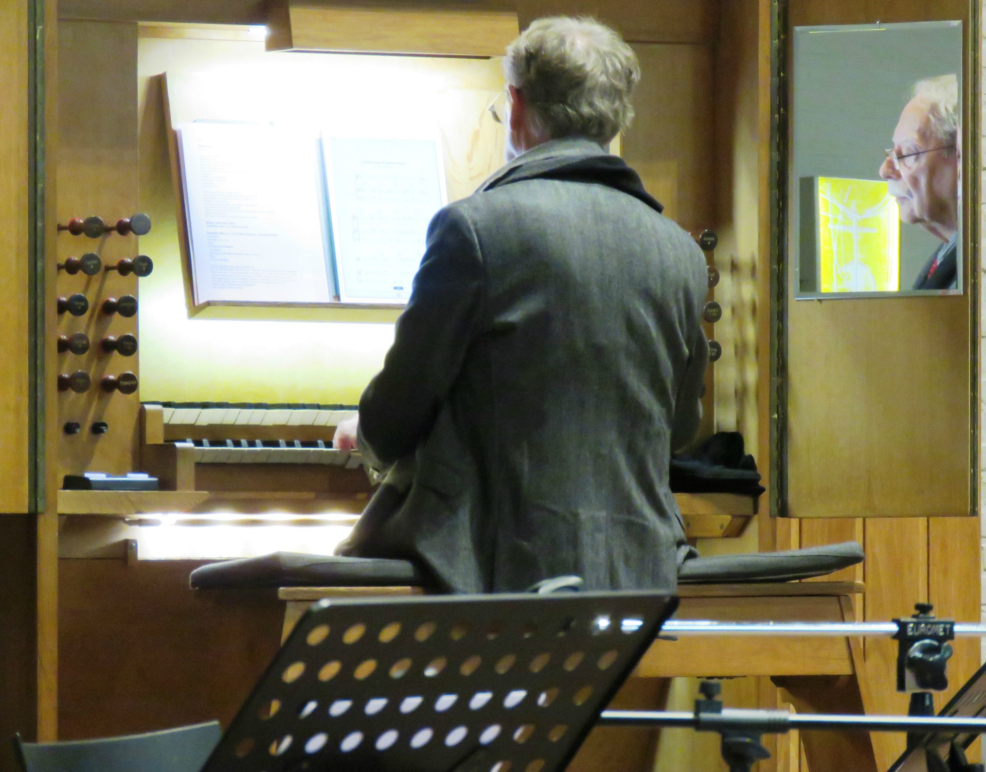 Twee vormelingen spelen samen met organist Joannes sinterklaasliedjes